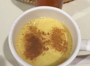 Una foto de Leche de Coco con Miel, Curcuma y Jengibre