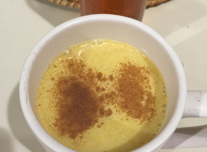 Una foto de Leche de Coco con Miel, Curcuma y Jengibre
