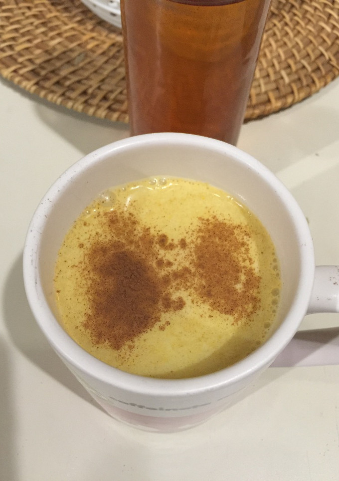 Una foto de Leche de Coco con Miel, Curcuma y Jengibre
