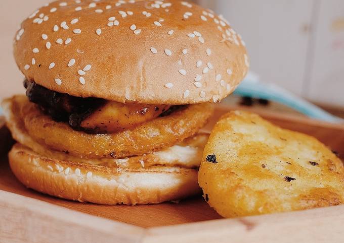 Blackpepper Cheese Burger with Egg and Hashbrown