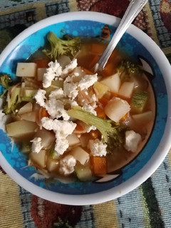 Una foto de Sopa de verduras😀🥔🥕🍅🥦