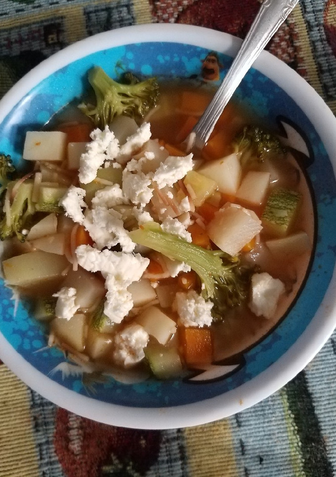 Una foto de Sopa de verduras😀🥔🥕🍅🥦