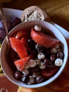 Foto de Salada de mozzarella com tomate e azeitonas