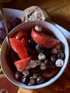 Foto de Salada de mozzarella com tomate e azeitonas