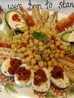 Una foto de Ensalada de garbanzos “tierra y mar”