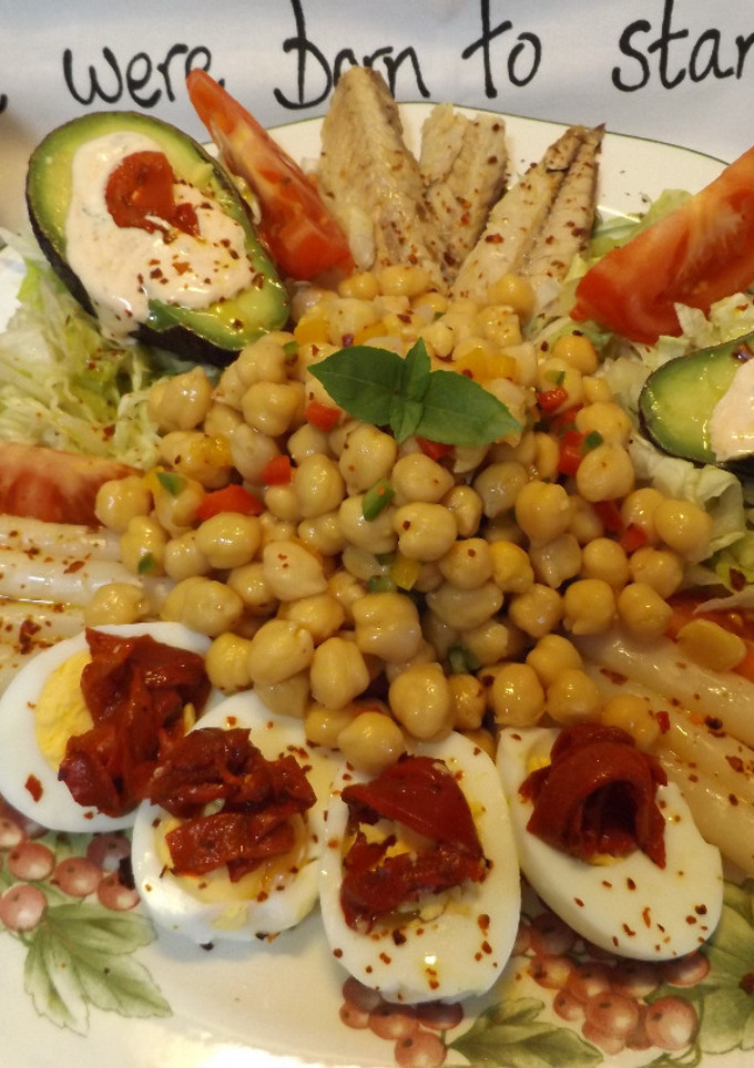 Una foto de Ensalada de garbanzos “tierra y mar”