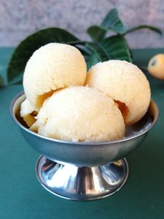 Una foto de Helado de nísperos