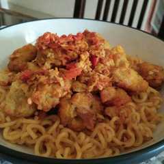A picture of Kreasi indomie ayam goreng tepung pedas.