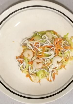 Una foto de Espaguetis de calabacín y zanahoria
