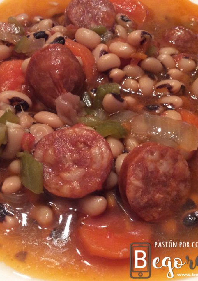 Una foto de Judías carillas con chorizo y verduras