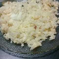 Una foto de Arroz con huevo revuelto y queso