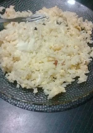 Una foto de Arroz con huevo revuelto y queso