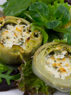 Una foto de Ensalada de alcachofas y queso de cabra