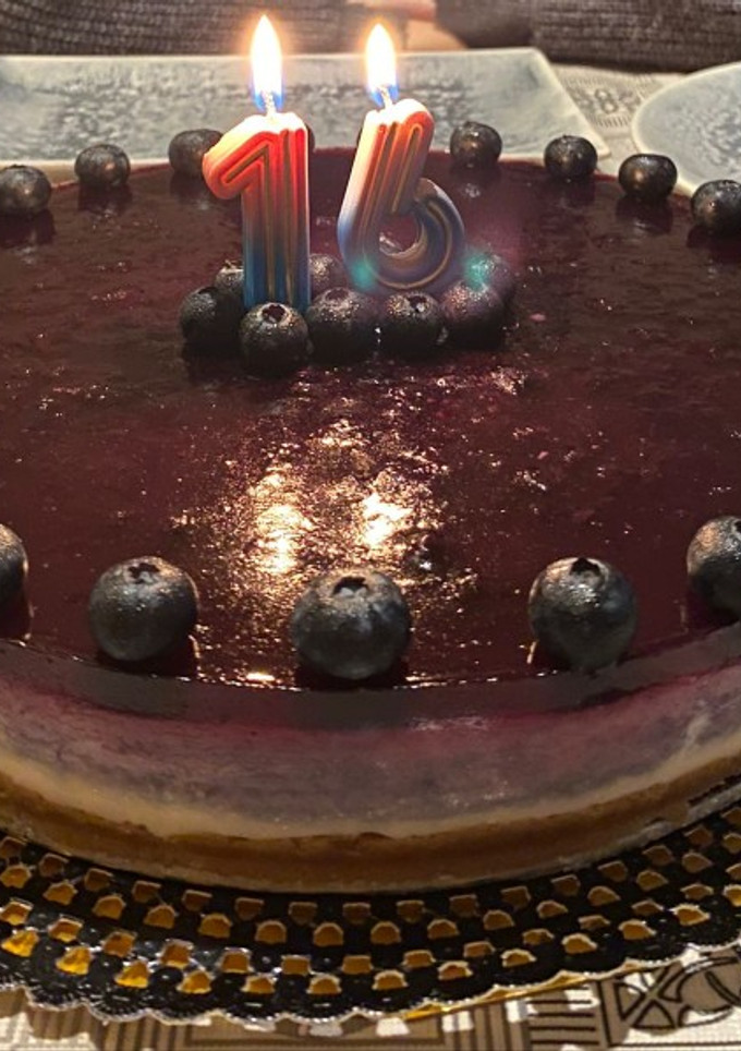 Una foto de Tarta de queso fría con arándanos 🎂🫐