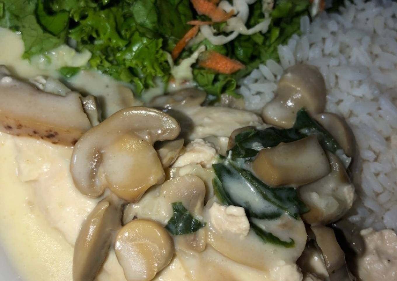 Pollo en salsa blanca con hongos y espinaca