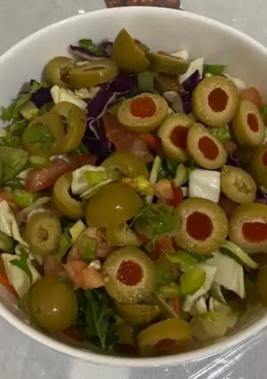 صورة لوصفة 🥬🥒 سلطة الزيتون الأخضر بالخضار 🥒🥬
