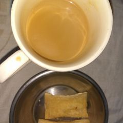 A picture of Khasta with tea.