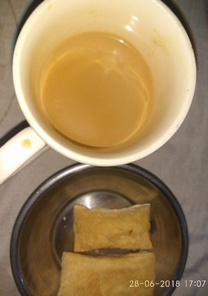 A picture of Khasta with tea.