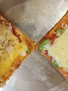 चीज़ ब्रेड पिज़्ज़ा (Cheese bread pizza recipe in hindi) रेसिपी मुख्य फोटो