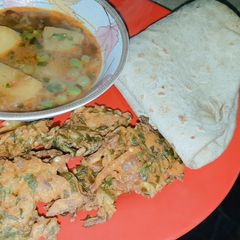 A picture of Aloo matar gravy.