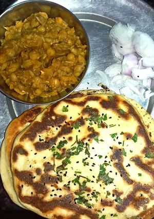 A picture of Chole Kulche 📌.