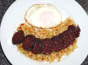 Una foto de Prietas asadas y arroz integral con vegetales
