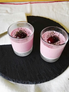 Una foto de Vasitos de yogur griego y cerezas