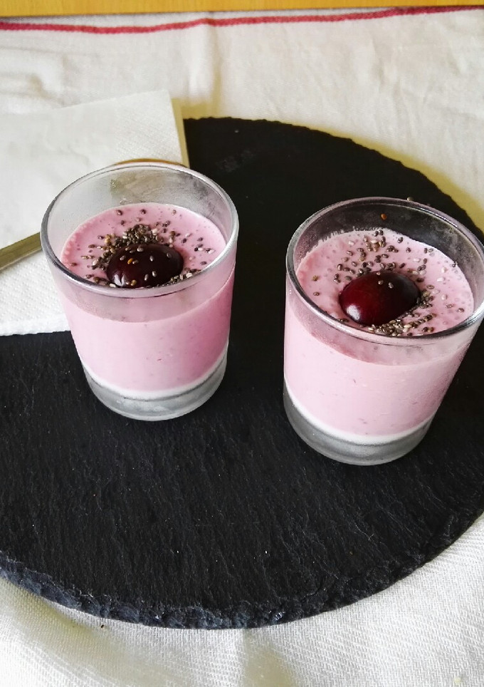 Una foto de Vasitos de yogur griego y cerezas