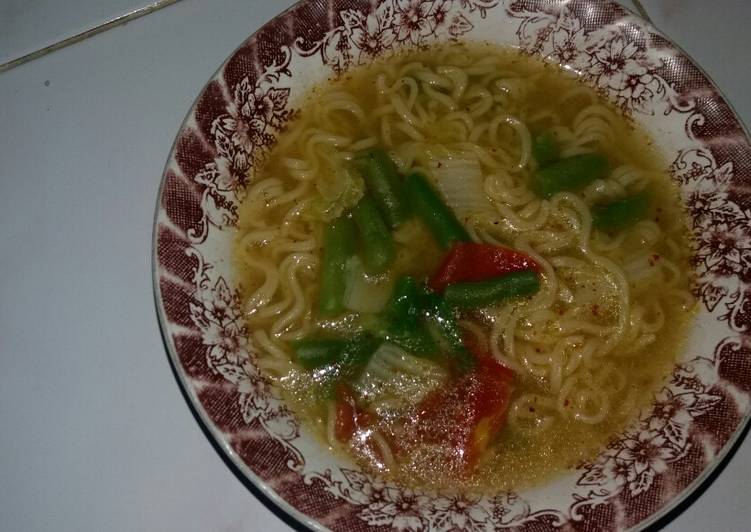 Mie instan buncis sawi putih