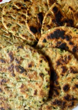 A picture of Methi bhakhari.