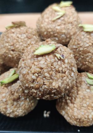 तिल गुड़ के लड्डू (Til-Gud Ladoo recipe in Hindi) रेसिपी मुख्य फोटो