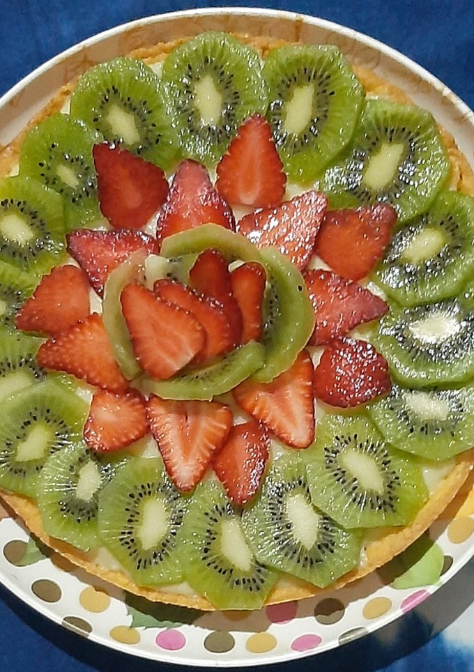 Una foto de Tarta con crema pastelera y frutas