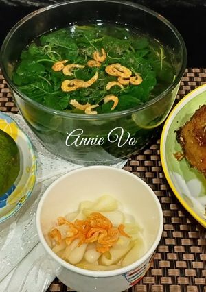 Hình của món Cơm nhà với đùi gà nướng bơ sả.