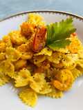 Farfalle con crema al curry e gamberi