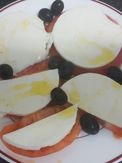 Una foto de Ensalada rápida de tomate y queso