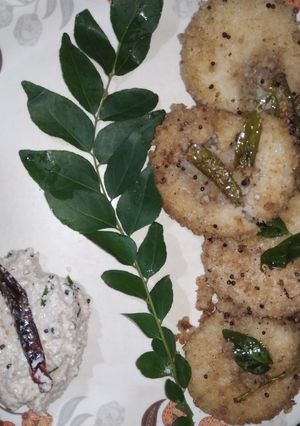 आलू भरी फ्राई इडली (aloo fry fry idli recipe in Hindi) रेसिपी मुख्य फोटो