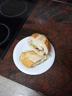 Una foto de Bocadillo de barritas de gallo, ensalada y mayonesa