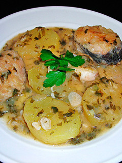Una foto de Rodajas de merluza con patatas al vino blanco