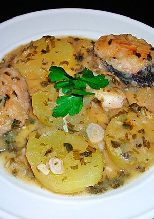 Una foto de Rodajas de merluza con patatas al vino blanco