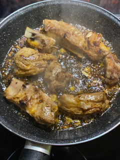 Una foto de Costillas fritas con aliño especial 😍