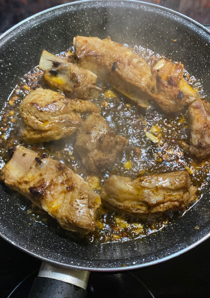 Una foto de Costillas fritas con aliño especial 😍