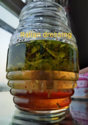 Hình của món Salad dầu giấm Italian dressing.