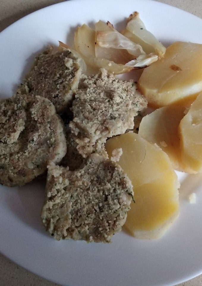 Una foto de Albóndigas con patatas y cebolla al horno