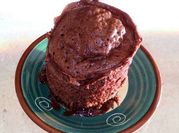 Una foto de brownies con cacao en taza