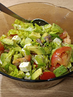Una foto de Ensalada del día, con cogollos, anchoas y queso feta