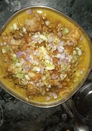 आलू टिक्की चाट विथ पापड़ी (Aloo tikki chaat with papdi recipe in Hindi) रेसिपी मुख्य फोटो