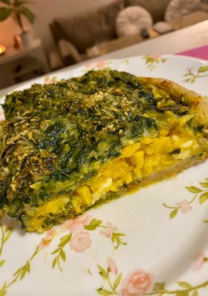 Una foto de Tarta de espinaca, puerro, choclo y calabaza 🥧