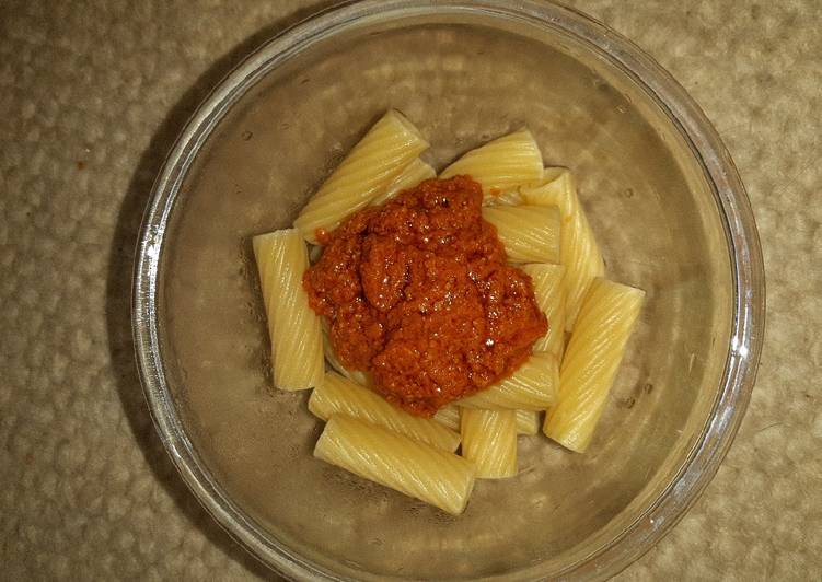 Recipe of Quick Tortiglioni with Red Tomato Pesto