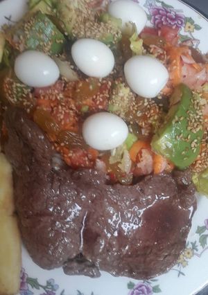 Una foto de Bisteck de res jugoso con ensalada🇵🇪