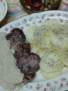 Una foto de Solomillo a la plancha con salsa de champiñones y patatas al vapor aromatizadas al provenzal